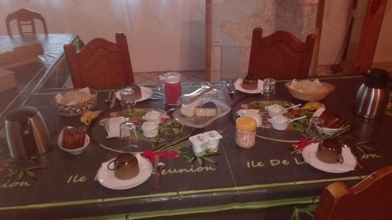Bed and Breakfast Le P'Ti Blanc Des "O" Salazie Exterior foto